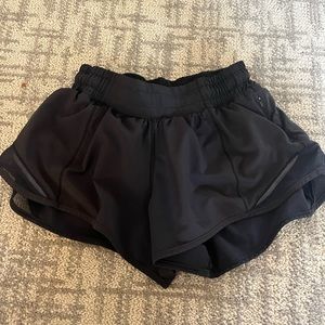 lululemon hotty hot 2.5” shorts